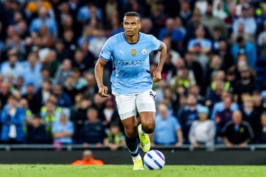 Manchester City 'den Manuel Akanji, 20 Mayıs 202' de Etihad Stadyumu 'nda Manchester City ile Bournemouth arasındaki Premier League maçında topla koşuyor.