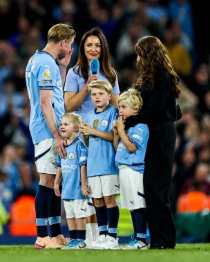 Manchester City 'den Kevin De Bruyne ve ailesi Premier League maçının ardından 20 Mayıs 202' de Etihad Stadyumu 'nda Manchester City' ye karşı Bournemouth maçını izlediler.