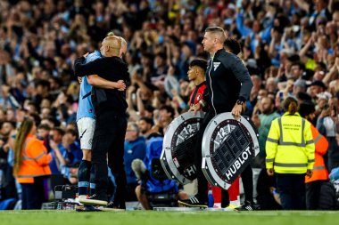 Manchester City, Etihad Stadyumu 'nda 20 Mayıs 202' de oynanan Premier League karşılaşmasında Manchester City 'den Pep Guardiola' ya sarıldı.