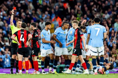 Hakem Thomas Bramall, 20 Mayıs 202 tarihinde Etihad Stadyumu 'nda oynanan Premier League maçında AFC Bournemouth takımından Lewis Cook' a kırmızı kart gösterdi.