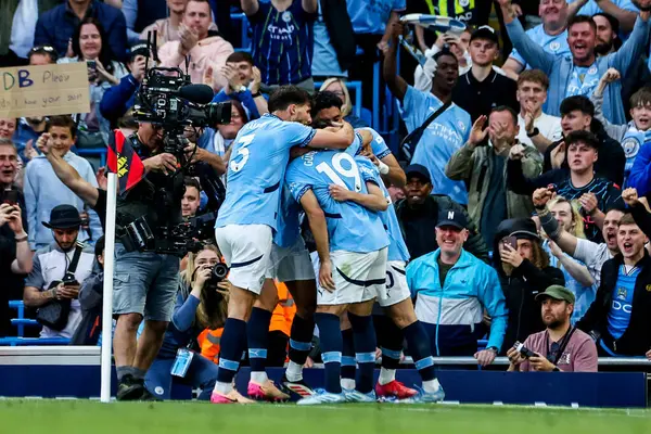 Manchester City 'den Bernardo Silva, 20 Mayıs 2025' te Etihad Stadyumu 'nda oynanan Premier League maçında takım arkadaşlarıyla yaptığı maçı 2-0 kazanarak kutluyor.