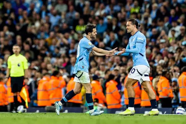 Manchester City 'den Bernardo Silva, 20 Mayıs 2025' te Etihad Stadyumu 'nda oynanan Premier League maçında Jack Grealish' in yerini aldı.