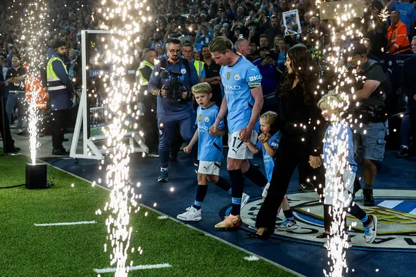 Manchester City 'den Kevin De Bruyne, 20 Mayıs 2025' te Etihad Stadyumu 'nda Manchester City ile Bournemouth arasındaki Premier League maçının ardından ailesiyle birlikte onur kıtası içinde yürüyüp gitti.