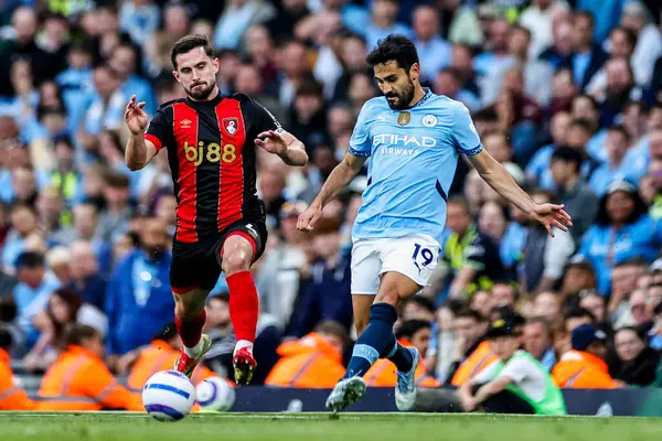 Manchester City 'den Ilkay Gundogan, 20 Mayıs 2025 tarihinde Etihad Stadyumu' nda oynanan Premier League maçı sırasında AFC Bournemouth takımından Lewis Cook 'un baskısı altında.