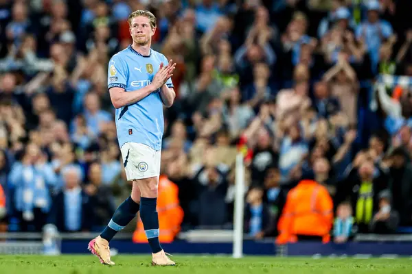 Manchester City 'den Kevin De Bruyne, Premier League maçında Manchester City ile Etihad Stadyumu' nda 20 Mayıs 2025 'te oynanan final maçında sahadan ayrılıyor.