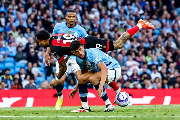 Manchester City 'den Matheus Nunes, Premier League maçında AFC Bournemouth' dan Justin Kluivert 'i Etihad Stadyumu' nda 20 Mayıs 2025 'te yendi.