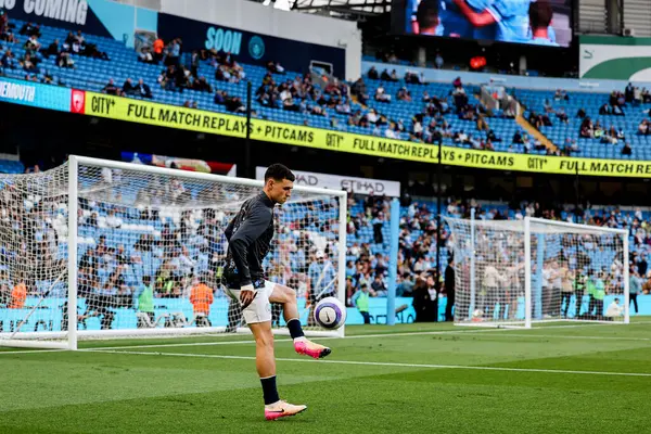 Manchester City 'den Phil Foden, 20 Mayıs 2025' te Etihad Stadyumu 'nda oynanan Premier League maçından önce ısınıyor.