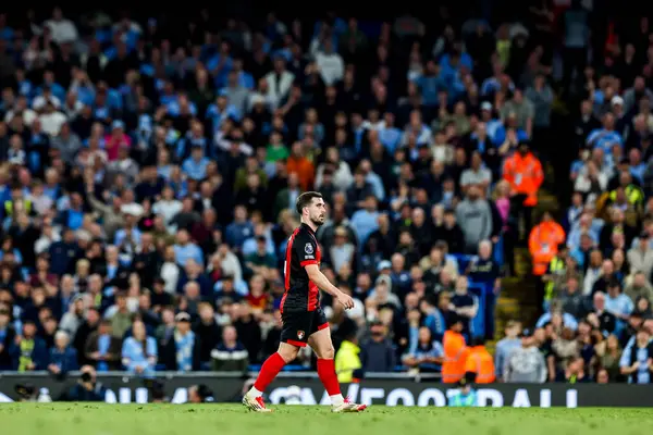AFC Bournemouth takımından Lewis Cook 20 Mayıs 2025 'te Etihad Stadyumu' nda oynanan Premier League maçında kırmızı kart aldıktan sonra sahadan ayrıldı.