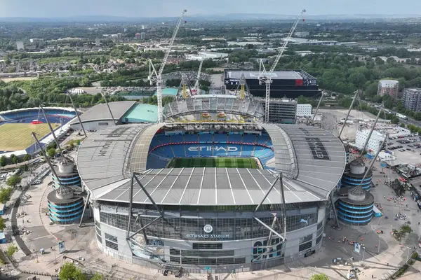 Etihad Stadyumu 'nun ve Premier League maçı sırasında Manchester City' nin Etihad Stadyumu 'nda oynadığı yeni Kuzey Standı inşaatının hava görüntüsü, 20 Mayıs 2025