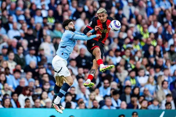 Manchester City 'den Josko Gvardiol 20 Mayıs 2025 tarihinde Etihad Stadyumu' nda oynanan Premier League maçı sırasında AFC Bournemouth takımından Julian Araujo ile birlikte sahaya atlıyor.