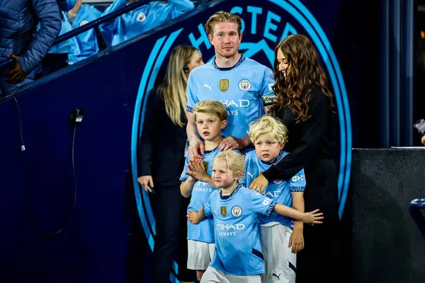 Manchester City 'den Kevin De Bruyne, 20 Mayıs 2025' te Etihad Stadyumu 'nda Manchester City ile Bournemouth arasındaki Premier League maçının ardından ailesiyle birlikte onur kıtası içinde yürüyüp gitti.