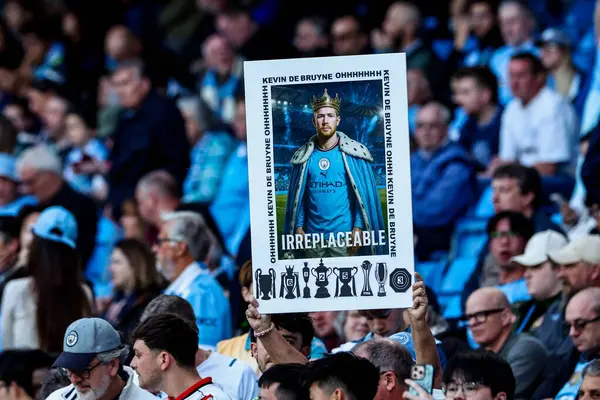 Manchester City taraftarları 20 Mayıs 2025 'te Etihad Stadyumu' nda oynanan Premier League maçında Kevin De Bruyne afişini kaldırdılar.