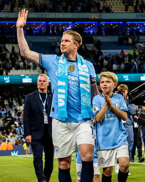 Manchester City 'den Kevin De Bruyne, Premier League maçının ardından 20 Mayıs 2025' te Etihad Stadyumu 'nda Manchester City' nin Bournemouth 'a karşı oynadığı final maçının ardından taraftarlarını kabul ediyor.