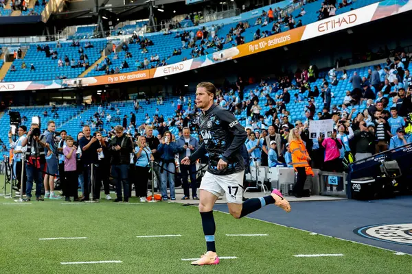 Manchester City 'den Kevin De Bruyne, 20 Mayıs 2025' te Etihad Stadyumu 'nda oynanan Premier League maçından önce ısınıyor.