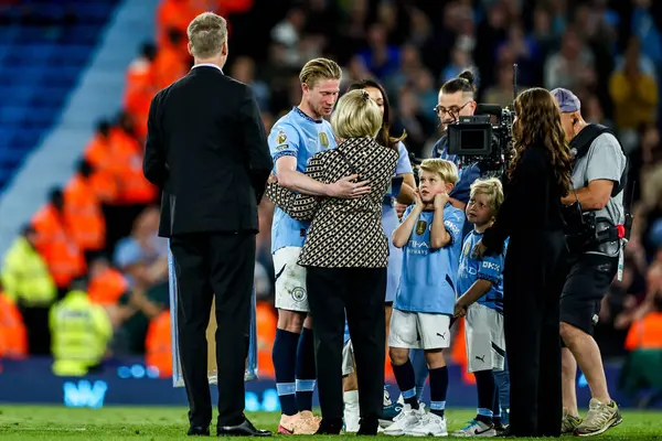 Manchester City 'den Kevin De Bruyne, 20 Mayıs 2025' te Etihad Stadyumu 'nda oynanan Premier League maçı sonrasında kulüpten hediyelerle ödüllendirildi.