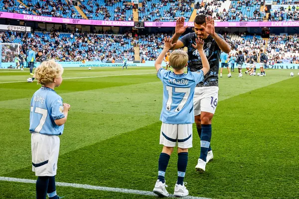 Manchester City 'den Rodrigo, 20 Mayıs 2025' te Etihad Stadyumu 'nda Premier League maçından önce Kevin De Bruynes çocuklarına sesleniyor.
