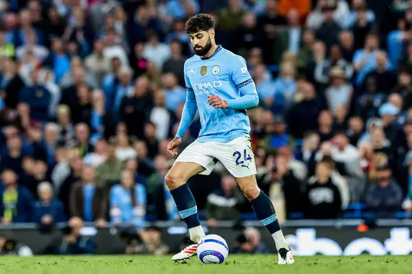 Manchester City 'den Josko Gvardiol, 20 Mayıs 2025' te Etihad Stadyumu 'nda Manchester City ile Bournemouth arasındaki Premier League maçında topla koşuyor.