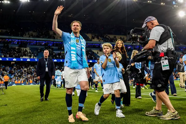 Manchester City 'den Kevin De Bruyne, Premier League maçının ardından 20 Mayıs 2025' te Etihad Stadyumu 'nda Manchester City' nin Bournemouth 'a karşı oynadığı final maçının ardından taraftarlarını kabul ediyor.