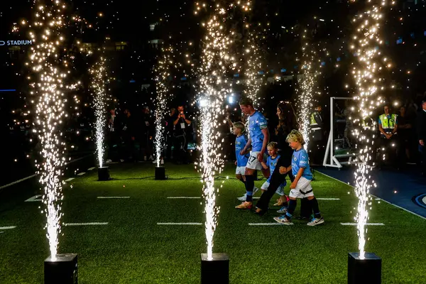 Manchester City 'den Kevin De Bruyne, 20 Mayıs 2025' te Etihad Stadyumu 'nda Manchester City ile Bournemouth arasındaki Premier League maçının ardından ailesiyle birlikte onur kıtası içinde yürüyüp gitti.