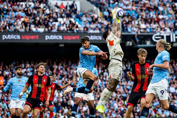 Manchester City 'den Ederson, 20 Mayıs 2025' te Etihad Stadyumu 'nda oynanan Premier League maçında kurtarıyor.