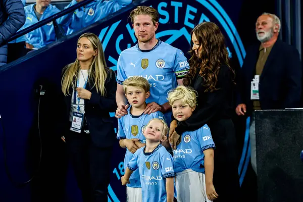 Manchester City 'den Kevin De Bruyne, 20 Mayıs 2025' te Etihad Stadyumu 'nda Manchester City ile Bournemouth arasındaki Premier League maçının ardından ailesiyle birlikte onur kıtası içinde yürüyüp gitti.
