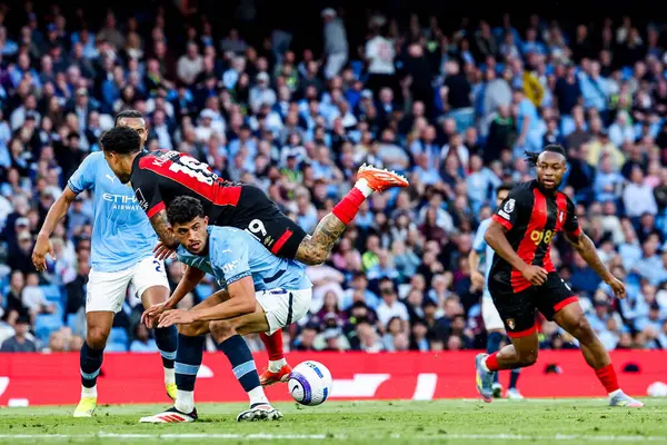 Manchester City 'den Matheus Nunes, Premier League maçında AFC Bournemouth' dan Justin Kluivert 'i Etihad Stadyumu' nda 20 Mayıs 2025 'te yendi.
