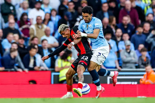AFC Bournemouth 'dan Julian Araujo Premier League maçı sırasında Manchester City ile Etihad Stadyumu, Manchester, İngiltere, 20 Mayıs 2025' te oynanan Premier League karşılaşmasında Manchester City ile top için mücadele ediyor.