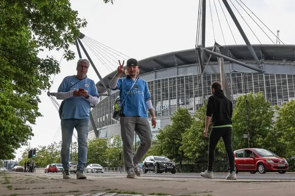Manchester City taraftarları Etihad Stadyumu 'nun dışında Premier League maçı sırasında Manchester City ile Bournemouth Etihad Stadyumu, Manchester, İngiltere, 20 Mayıs 2025