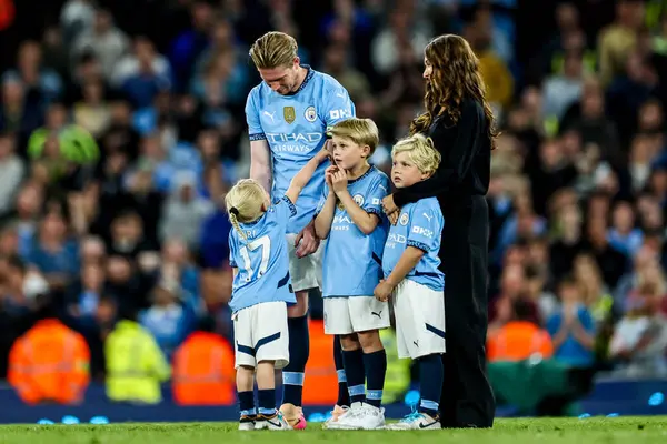 Manchester City 'den Kevin De Bruyne ve ailesi Premier League maçının ardından 20 Mayıs 202' de Etihad Stadyumu 'nda Manchester City' ye karşı Bournemouth maçını izlediler.