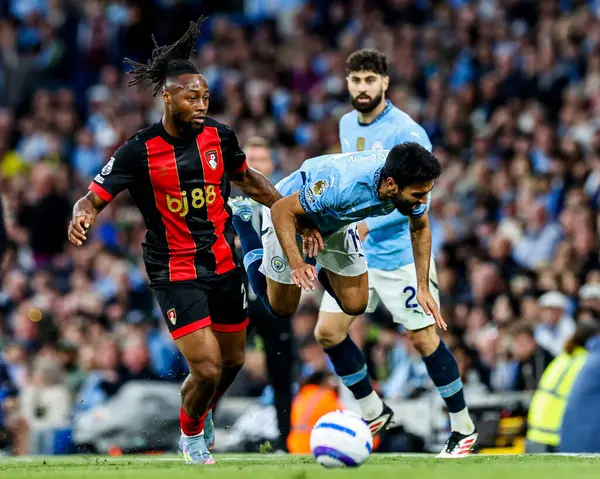 Manchester City 'den Ilkay Gundogan, Premier League maçında Manchester City' ye karşı Etihad Stadyumu, Manchester, İngiltere, 20 Mayıs 202 'de oynanan Premier League karşılaşmasında AFC Bournemouth' dan Antoine Semenyo 'ya meydan okudu.