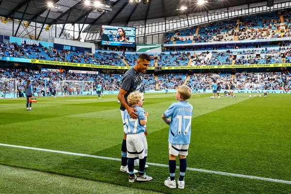 Manchester City 'den Rodrigo, 20 Mayıs 2022' de Etihad Stadyumu 'nda Premier League maçından önce Kevin De Bruynes çocuklarına sesleniyor.