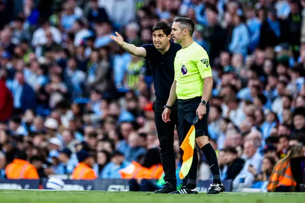AFC Bournemouth takımından Andoni Iraola, 20 Mayıs 202 tarihinde Etihad Stadyumu 'nda Premier League maçında Manchester City - Bournemouth maçında hakem yardımcısına sesleniyor.
