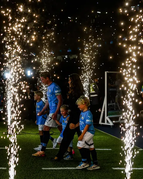 Manchester City 'den Kevin De Bruyne, 20 Mayıs 202' de Etihad Stadyumu 'nda Manchester City ile Bournemouth arasındaki Premier League maçının ardından ailesiyle birlikte onur kıtası içinde sahaya çıktı.