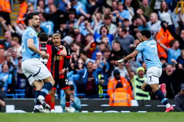 Manchester City 'den Omar Marmoush, 20 Mayıs 202' de Etihad Stadyumu 'nda oynanan Premier League maçında 1-0' lık galibiyet golünü kutluyor.