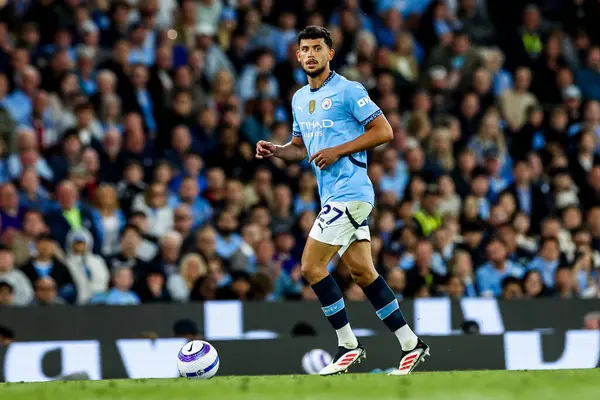 Manchester City 'den Matheus Nunes 20 Mayıs 202' de Etihad Stadyumu 'nda Manchester City ile Bournemouth arasındaki Premier League maçında topla koşuyor.