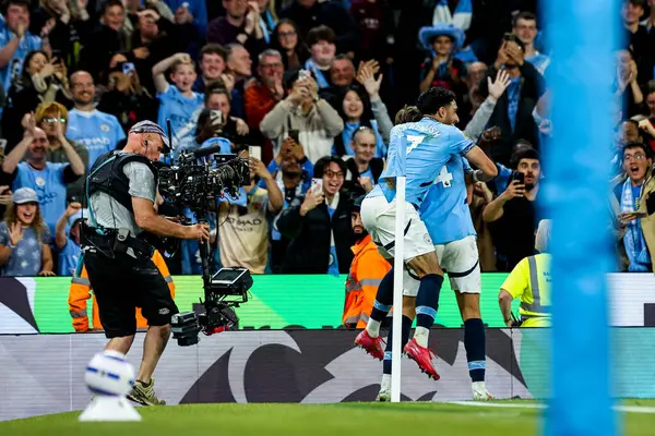 Manchester City 'den Nico Gonzalez, 20 Mayıs 202' de Etihad Stadyumu 'nda oynanan Premier League maçında takım arkadaşlarıyla yaptığı maçı 3-0 kazanarak kutluyor.