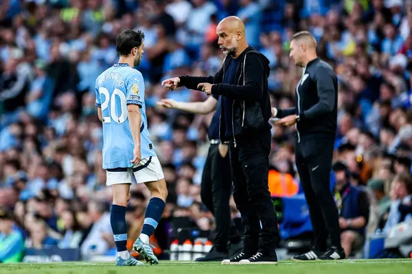 Manchester City 'den Pep Guardiola, 20 Mayıs 202' de Etihad Stadyumu 'nda Premier League maçında Bernardo Silva ile konuştu.