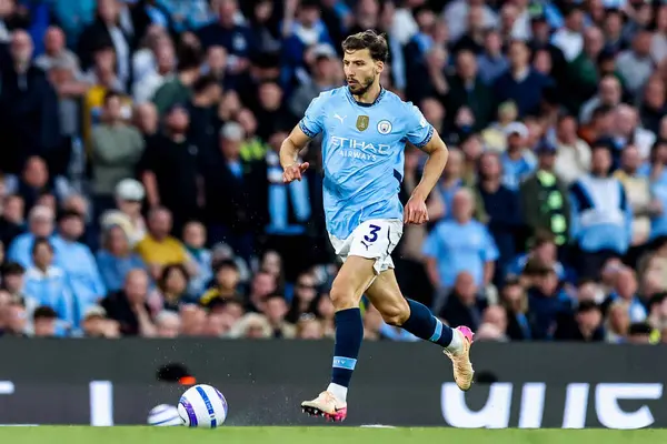 Manchester City 'den Ruben Dias, 20 Mayıs 202' de Etihad Stadyumu 'nda Manchester City ile Bournemouth arasındaki Premier League maçında topla koşuyor.