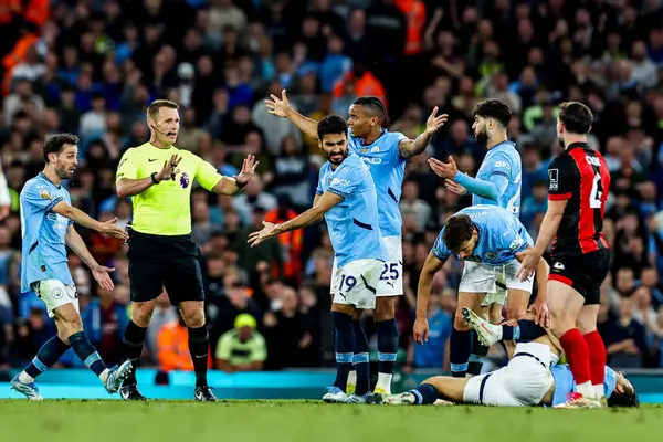 Hakem Thomas Bramall, Manchester City - Bournemouth maçında Manchester City maçında Manchester City 'den Ilkay Gundogan ve Manuel Akanji' ye konuştu.