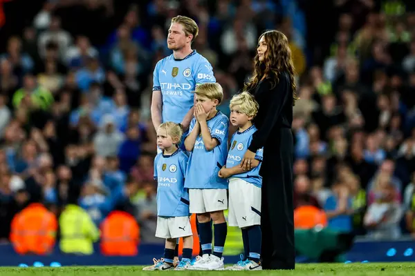 Manchester City 'den Kevin De Bruyne ve ailesi Premier League maçının ardından 20 Mayıs 202' de Etihad Stadyumu 'nda Manchester City' ye karşı Bournemouth maçını izlediler.