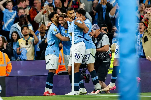 Manchester City 'den Nico Gonzalez, 20 Mayıs 202' de Etihad Stadyumu 'nda oynanan Premier League maçında takım arkadaşlarıyla yaptığı maçı 3-0 kazanarak kutluyor.