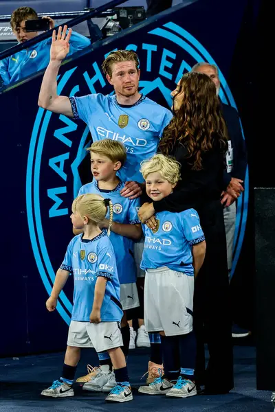 Manchester City 'den Kevin De Bruyne, 20 Mayıs 202' de Etihad Stadyumu 'nda Manchester City ile Bournemouth arasındaki Premier League maçının ardından ailesiyle birlikte onur kıtası içinde sahaya çıktı.