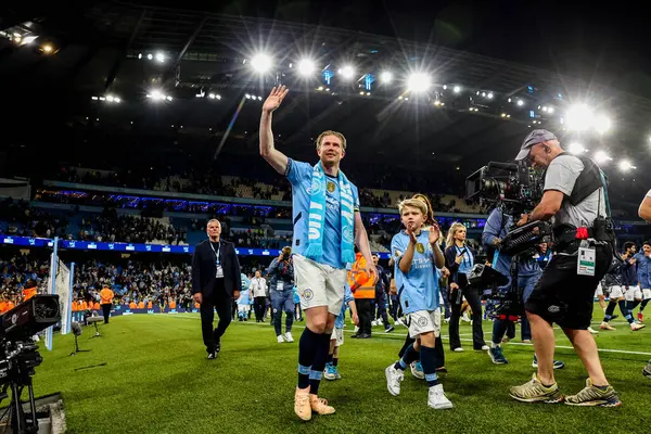 Manchester City 'den Kevin De Bruyne, Premier League maçının ardından 20 Mayıs 202' de Etihad Stadyumu 'nda Manchester City' ye karşı Bournemouth maçının ardından taraftarlarını kabul ediyor.