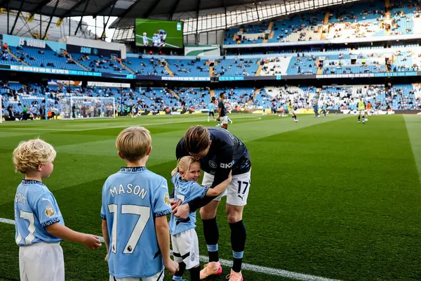 Manchester City 'den Kevin De Bruyne, 20 Mayıs 202' de Etihad Stadyumu 'nda oynanan Premier League maçından önce çocuklarıyla etkileşim halindedir.
