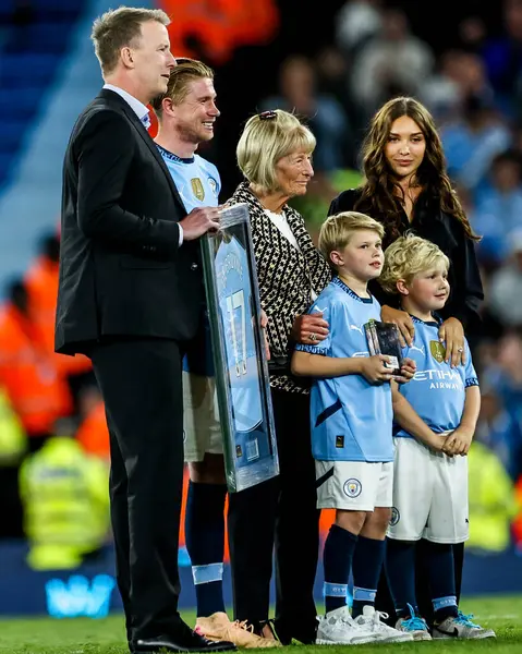 Manchester City 'den Kevin De Bruyne, 20 Mayıs 202' de Etihad Stadyumu 'nda oynanan Premier League maçı sonrasında kulüpten hediyelerle ödüllendirildi.