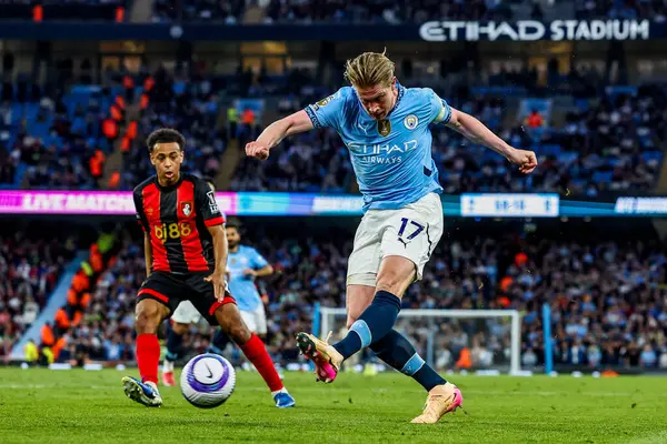 Manchester City 'den Kevin De Bruyne 20 Mayıs 202' de Etihad Stadyumu 'nda oynanan Premier League maçında topu çaprazlıyor.