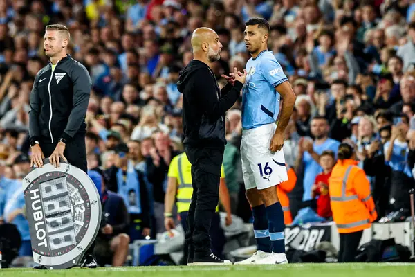 20 Mayıs 202 'de Etihad Stadyumu' nda Manchester City 'nin Bournemouth' a karşı oynadığı Premier League maçında Pep Guardiola, Manchester City 'den Rodrigo' ya konuştu.