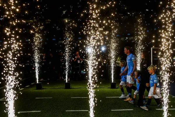 Manchester City 'den Kevin De Bruyne, 20 Mayıs 202' de Etihad Stadyumu 'nda Manchester City ile Bournemouth arasındaki Premier League maçının ardından ailesiyle birlikte onur kıtası içinde sahaya çıktı.