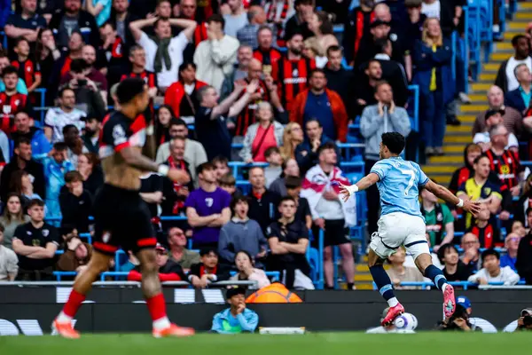 Manchester City 'den Omar Marmoush, 20 Mayıs 202' de Etihad Stadyumu 'nda oynanan Premier League maçında 1-0' lık galibiyet golünü kutluyor.