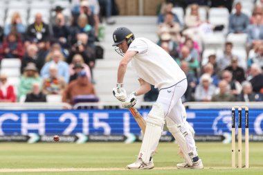 İngiltere 'den Zak Crawley, 22 Mayıs 202' de İngiltere 'nin Trent Bridge, Nottingham' da Zimbabwe 'ye karşı oynadığı 1. Rothesay Deneme Maçı' nda topla yüzleşecek.